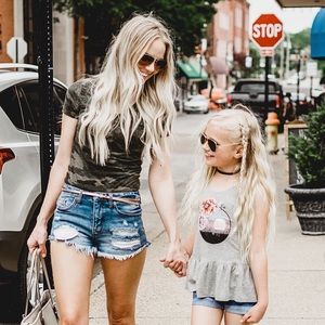 Meet your Posher, Amanda -  @daphnie.pearl